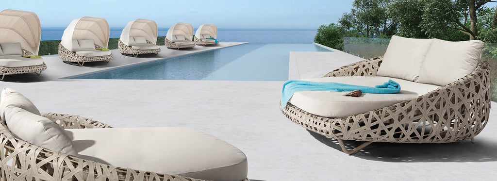 Outdoor Chaise Loungers & Daybeds