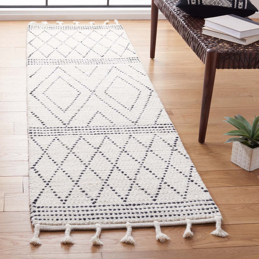 Safavieh Casablanca 491 Rug, CSB491 - Ivory / Black
