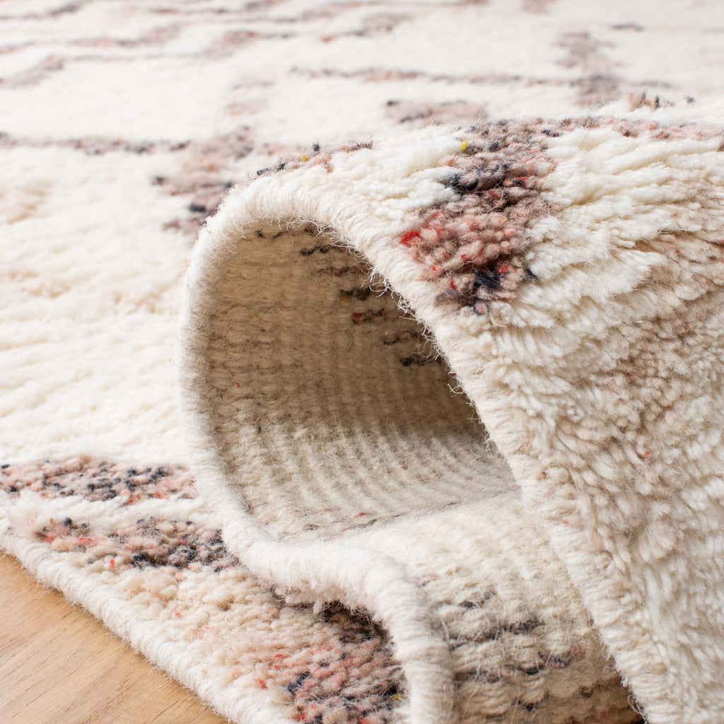 Safavieh Casablanca 528 Rug, CSB528 - Ivory / Pink