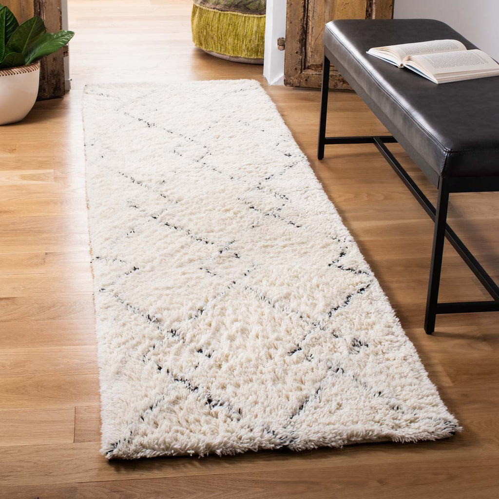 Safavieh Casablanca 915 Rug, CSB915 - Ivory / Black