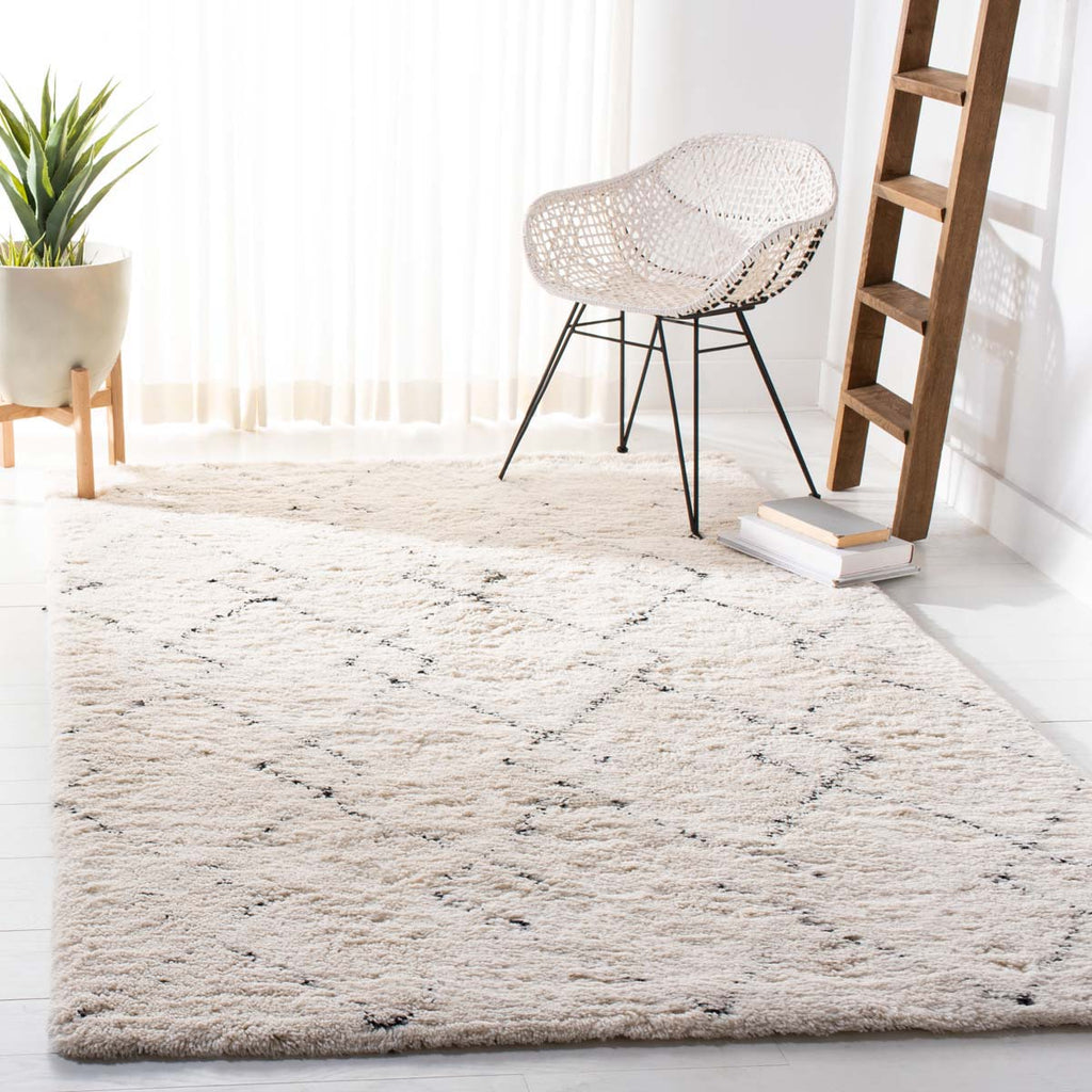 Safavieh Casablanca 915 Rug, CSB915 - Ivory / Black